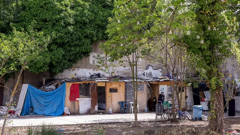 Asentamiento chabolista rumano en un solar de Santa María la Real en la trasera del Club Tenis. (7). IÑIGO ALZUGARAY
