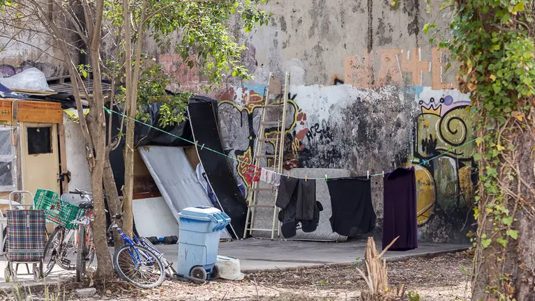 Asentamiento chabolista rumano en un solar de Santa María la Real en la trasera del Club Tenis. (8). IÑIGO ALZUGARAY