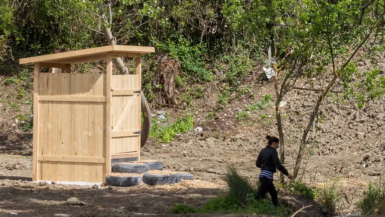 Letrina instalada por el Ayuntamiento de Pamplona en el asentamiento chabolista de Santa María la Real. (1). IÑIGO ALZUGARAY