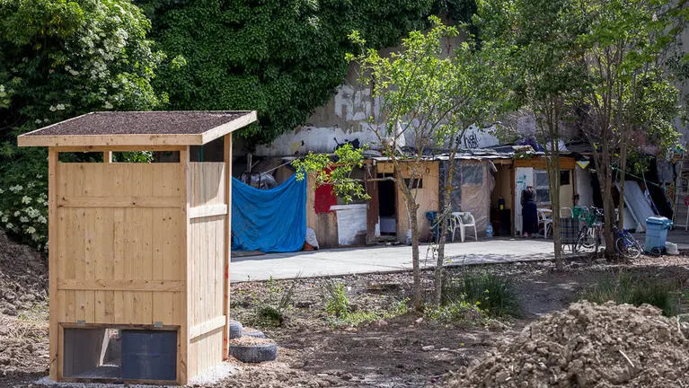Letrina instalada por el Ayuntamiento de Pamplona en el asentamiento chabolista de Santa María la Real. (6). IÑIGO ALZUGARAY