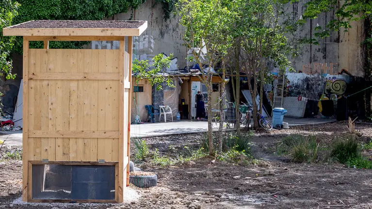 Letrina instalada por el Ayuntamiento de Pamplona en el asentamiento chabolista de Santa María la Real. (7). IÑIGO ALZUGARAY