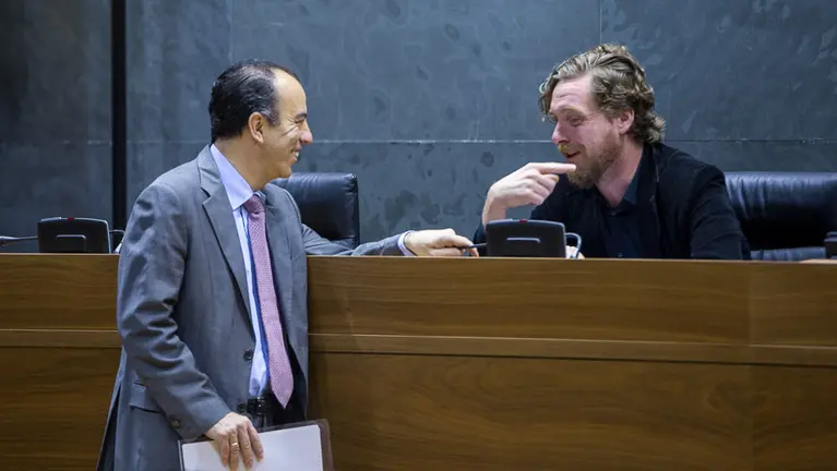 Carlos García Adanero (UPN)  y Maiorga Ramírez (EH Bildu) en el pleno del Parlamento de Navarra. (2). IÑIGO ALZUGARAY