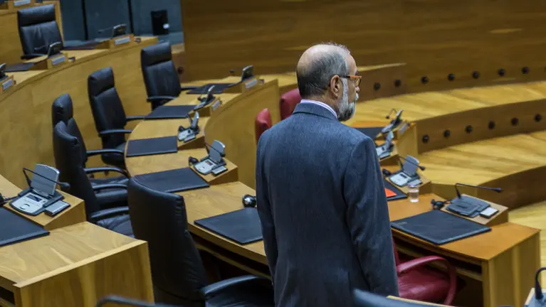 Fernando Domínguez, consejero de Salud, en el pleno del Parlamento de Navarra. (1). IÑIGO ALZUGARAY