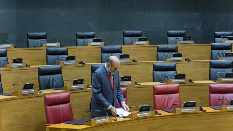 Fernando Domínguez, consejero de Salud, en el pleno del Parlamento de Navarra. (3). IÑIGO ALZUGARAY