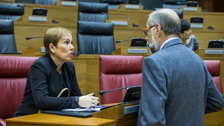 Uxue Barkos, presidenta del Gobierno de Navarra, y Fernando Domínguez, consejero de Salud, en el pleno del Parlamento de Navarra. (1). IÑIGO ALZUGARAY