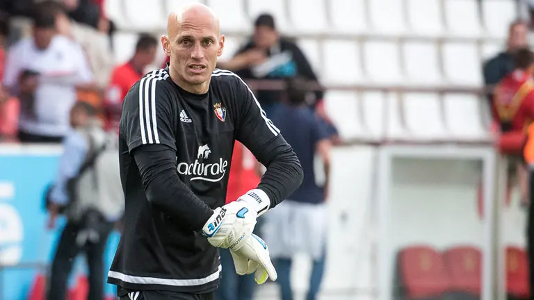 El portero rojillo, Nauzet, durante el calentamiento ante el Nastic de Tarragona. PABLO LASAOSA
