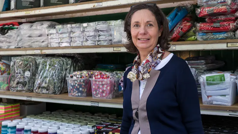 Ana Urmeneta, responsable de la tómbola de Cáritas en el Paseo Sarasate de Pamplona. (1). IÑIGO ALZUGARAY