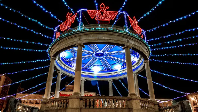 La Plaza del Castillo de Pamplona con luces de colores con la imagen de San Fermín durante los Sanfermines de 2015. ÍÑIGO ALZUGARAY