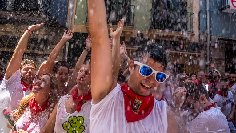 Varias personas festejan el lanzamiento del Chupinazo de San Fermín. Sanfermines 2015. ÍÑIGO ALZUGARAY