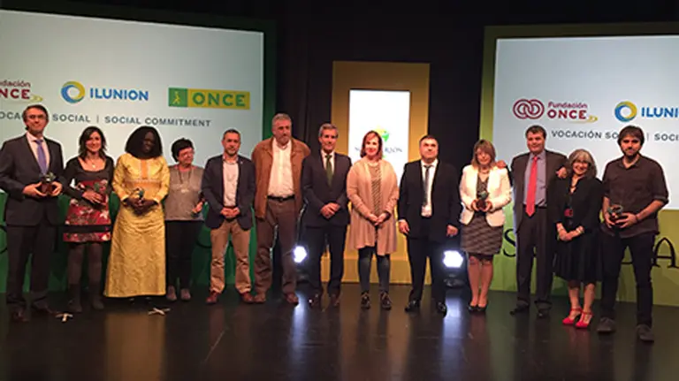 Los premiados junto a las personalidades que asistieron a la entrega de los galardones.