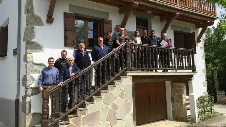 Los socialistas María Chivite, el parlamentario Guzmán Garmendia y el diputado y candidato al Congreso, Jesús Mari Fernández, en su visita al Valle de Erro