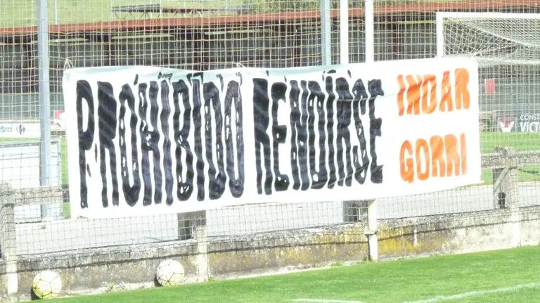 Pancarta de la peña Indar Gorri en Tajonar.