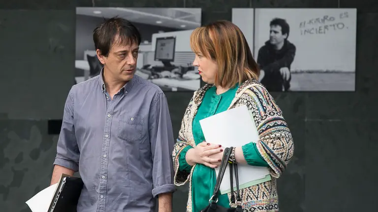 Carlos Couso habla con la Presidenta del Parlamento. PABLO LASAOSA