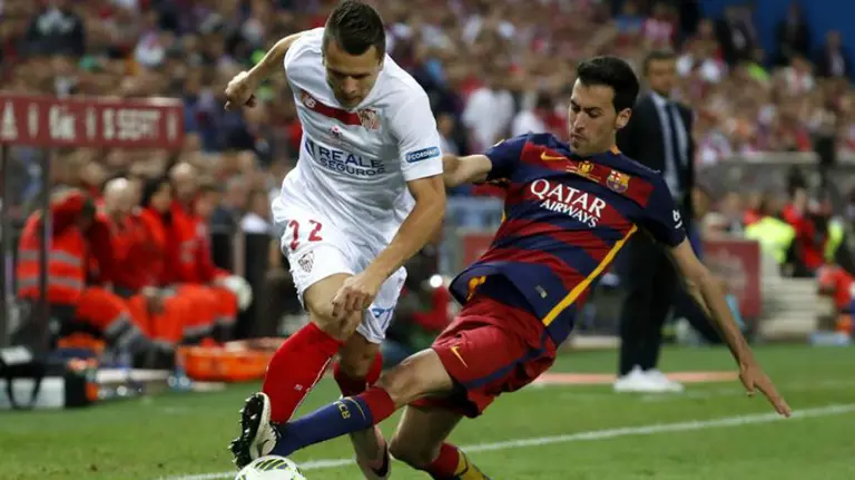 Sergio Busquets ante el Sevilla. Efe.