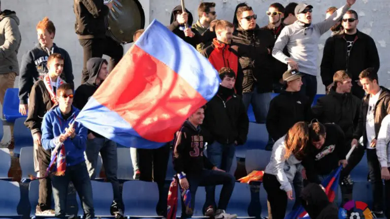 Aficionados del Huesca en el Alcoraz.