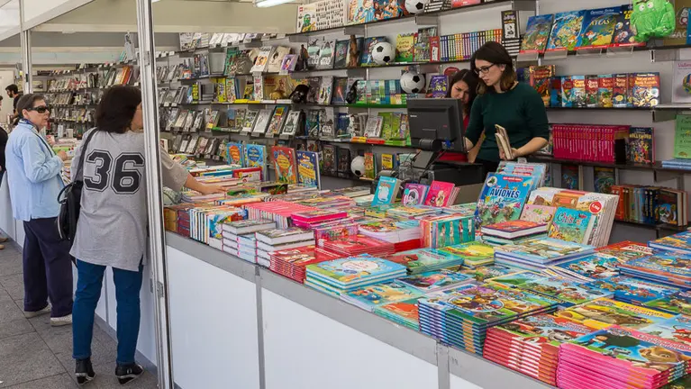 La Plaza del Castillo acoge la XV Feria del Libro de Pamplona en la que participan 12 librerías de la ciudad.(3). IÑIGO ALZUGARAY