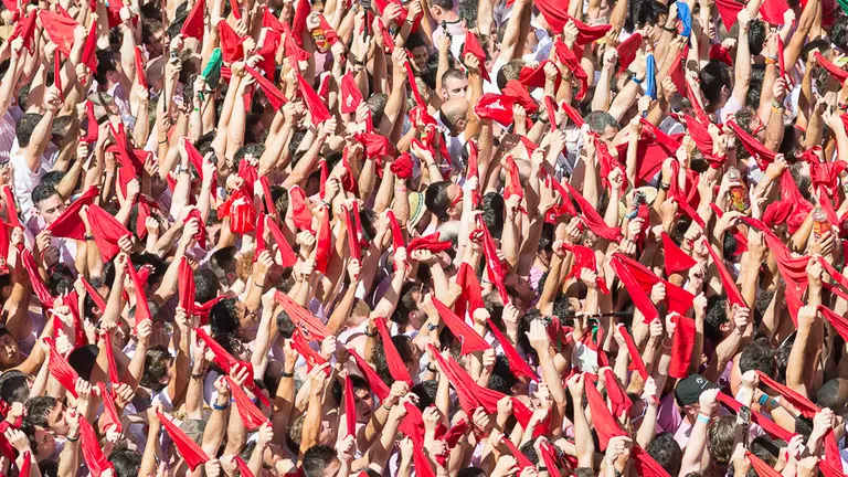 Pañuelos al aire en la celebración del Chupinazo de San Fermín durante los Sanfermines de 2015. PABLO LASAOSA.
