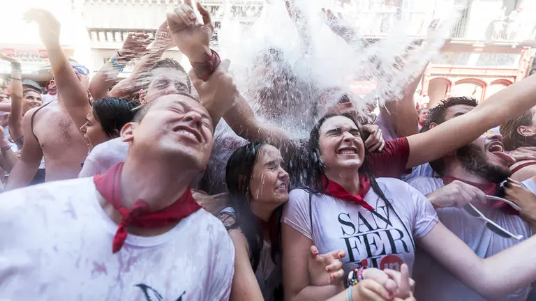 Varias personas celebran el inicio de San Fermín tras el Chupinazo en Pamplona en los Sanfermines de 2016. PABLO LASAOSA