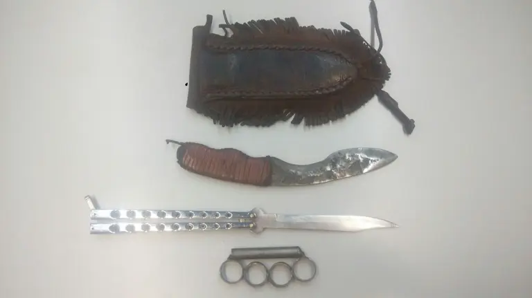 Armas incautadas al menor imputado en la multitudinaria pelea organizada en Tudela