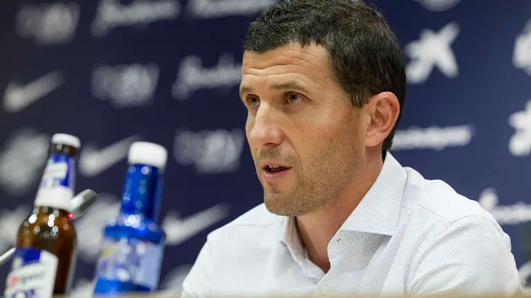 GRA250. MÁLAGA, 25/05/2016.- El técnico y exjugador pamplonés Javi Gracia, en rueda de prensa hoy en el estadio malagueño de La Rosaleda, donde se ha despedido como entrenador del Málaga al haberse comprometido con el Rubin Kazán, de lo que ha dicho "ha sido una decisión muy difícil de tomar" por todo lo que el club malagueño ha hecho por él, pero indicó que el equipo ruso le ha hecho "una oferta irrechazable". EFE/Daniel Pérez