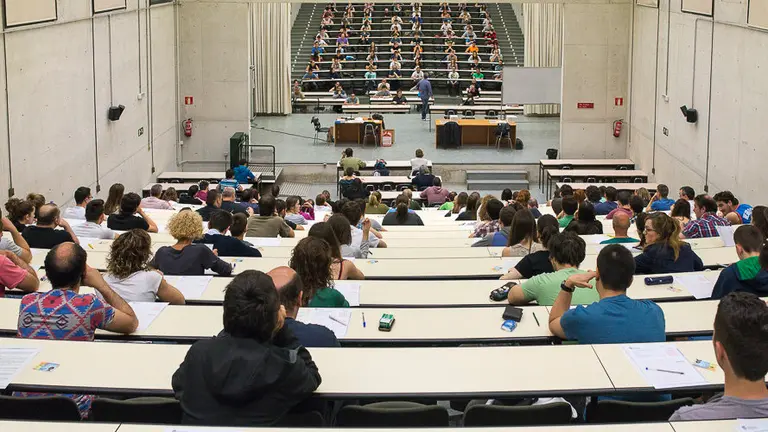 Comienzan de las pruebas selectivas para la contratación de naranjitos en San Fermín entre 1.145 aspirantes.PABLO LASAOSA 05