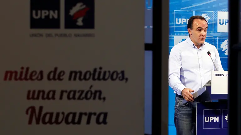 GRA066. PAMPLONA, 28/05/2016.- El presidente de UPN, Javier Esparza, durante la rueda de prensa en la que ha realizado un balance del primer año de legislatura del Ejecutivo presidido por Uxue Barkos, y ha manifestado que se ha caracterizado por el "nacionalismo, la imposición y la revancha". EFE/Iván Aguinaga