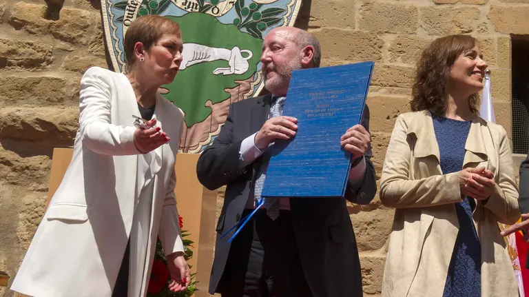 GRA167. OLITE (NAVARRA) 28/05/2016.- El director teatral y profesor Ignacio Aranguren, junto a la presidenta del Gobierno de Navarra, Uxue Barkos (i) y la consejera de Cultura del Gobierno de Navarra, Ana Herrera tras recibir hoy el Premio Príncipe de Viana de la Cultura 2016 en un acto celebrado en el Palacio Real de Olite que, por primera vez, no ha contado con presencia de representantes de la Casa Real española. EFE/VILLAR LÓPEZ