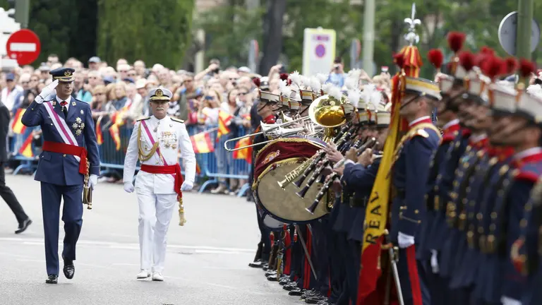 GRA208. MADRID, 28/05/2016.- El rey Felipe VI pasa revista durante el acto central del Día de las Fuerzas Armadas, en las inmediaciones de la Plaza de la Lealtad de Madrid, donde los Reyes presiden un homenaje a los que dieron su vida por España y un desfile con la participación de cerca de 600 militares. EFE/Javier Lizón ***POOL***