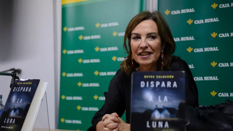 Reyes Calder&oacute;n firma ejemplares de su libro _Dispara a la luna_. PABLO LASAOSA 02