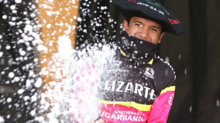 Carapaz festeja su triunfo y liderato. Twitter.