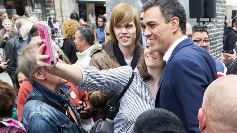 Pedro Sánchez, rodeado de seguidores socialistas (EP).