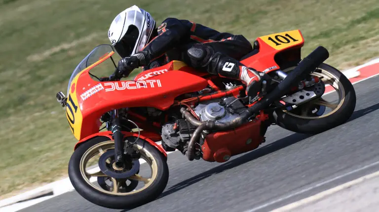 Una moto Ducati clásica en Los Arcos.