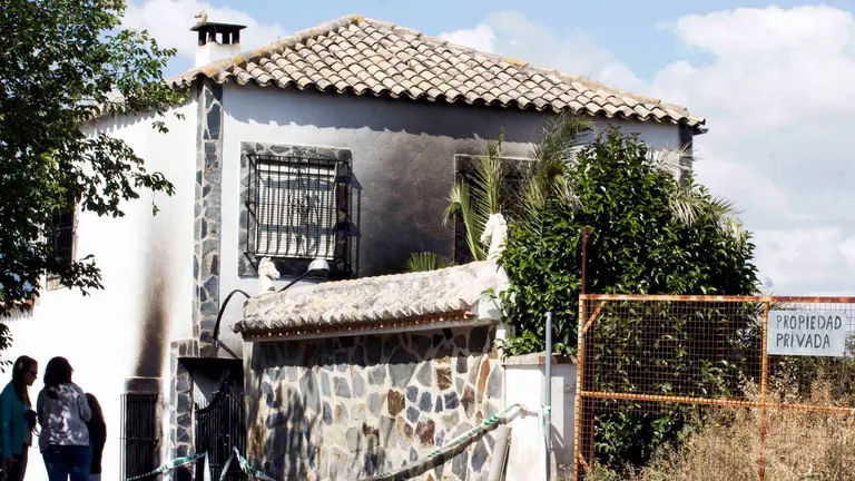 GRA225. JAEN, 29/05/2016.- Vista de la vivienda de Puente Tablas (Jaén) donde ayer se produjo un incendio que causó la muerte a tres adultos y un menor. La bebe de cinco meses herida en el incendio, permanece en la UCI del Materno Infantil de Jaén, donde evoluciona de forma favorable. El alcalde de Jaén, Javier Márquez, ha decretado tres días de luto oficial. EFE/Alex Cabrera.