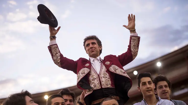 GRA349. CÓRDOBA, 29/05/2016.- El rejoneador Pablo Hermoso de Mendoza en su salida a hombros tras cortar dos orejas a su segundo toro durante la corrida celebrada hoy en Córdoba, en la que ha compartido cartel con Manuel Manzanares y Lea Vicen, con rejones de Fermín Bohórquez. EFE/Rafa Alcaide