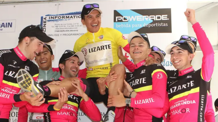 Carapaz es levantado por sus compañeros. Foto Lizarte.