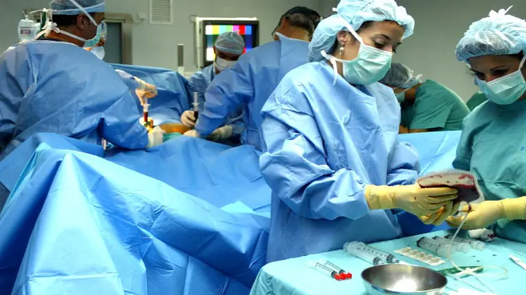 Un momento de una operación en un quirófano con médicos y enfermeras.