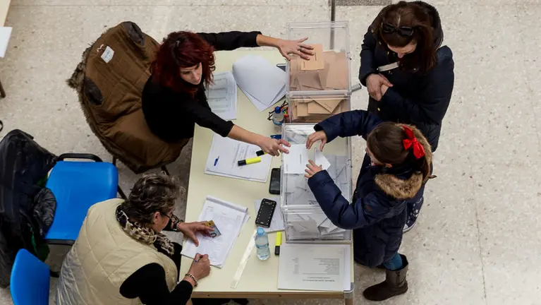 Jornada electoral en el CP Ermitagaña de Pamplona.(8). IÑIGO ALZUGARAY