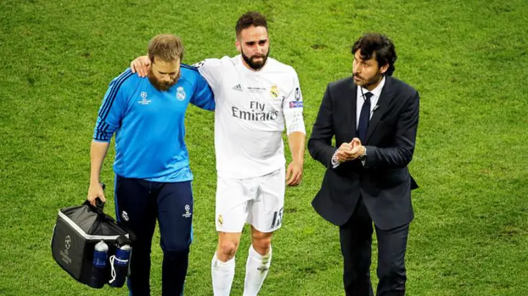 Dani Carvajal se retira lesionado en Milan. Efe.