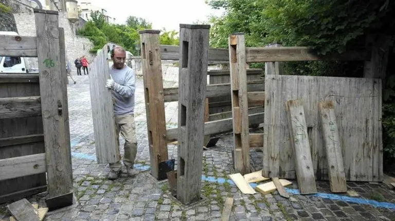 El montaje del vallado de San Fermín empieza a cambiar el aspecto de Pamplona desde este miércoles.