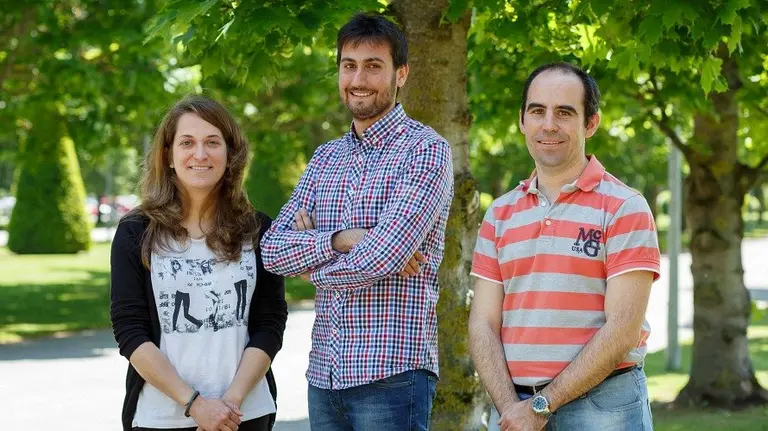 Foto de Euken Rodrigo Marín, con José Javier Astráin y Raquel Bernedo.
