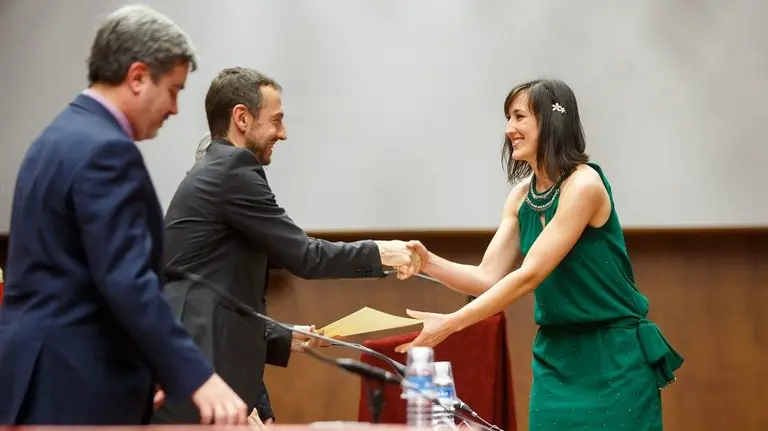 Una de las estudiantes recoge el diploma acreditativo.