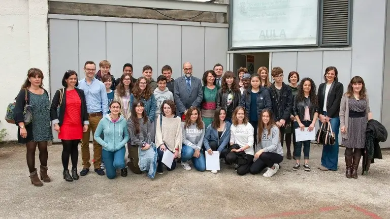 El consejero Fernando Domínguez junto a los ganadores del certamen y sus profesoras.