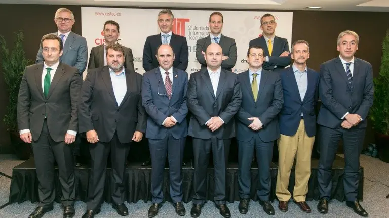 Los ponentes de la segunda Jornada tecnol&oacute;gica de Cistec Tecnology junto al vicepresidente econ&oacute;mico, Manu Ayerdi.