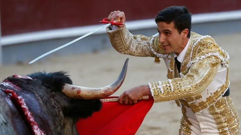 El diestro José Carlos Venegas entra a matar a su primero. EFE. FERNADO ALVARADO