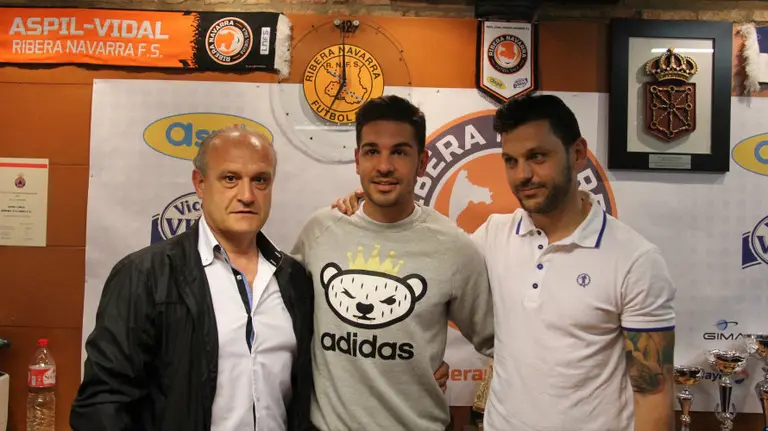 Andresito, en el centro, se va de Tudela.