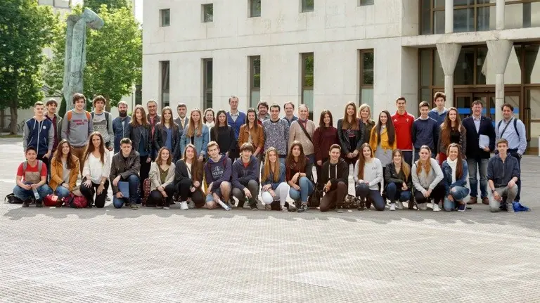 Los estudiantes participantes en la fase local de la Olimpiada de Economía posan en la UPNA, con profesores universitarios y de Secundaria.
