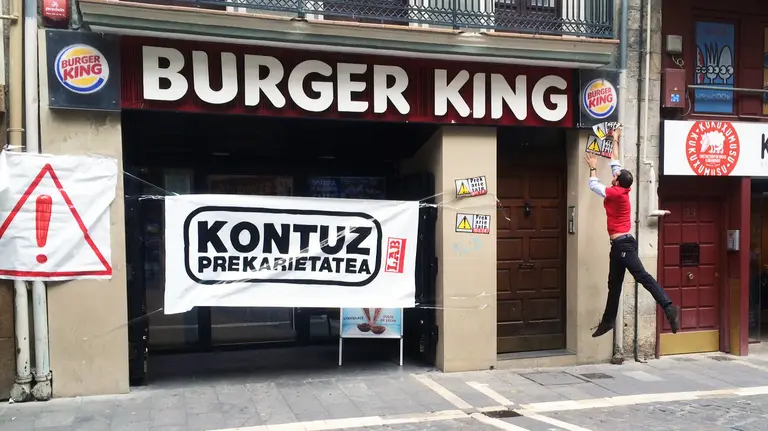 Manifestación de LAB por delante de Burger King que ha terminado con pancartas y pegatinas colocados en el local.  (1)