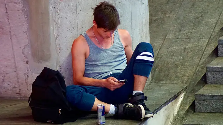 Joven-sentado-el-suelo