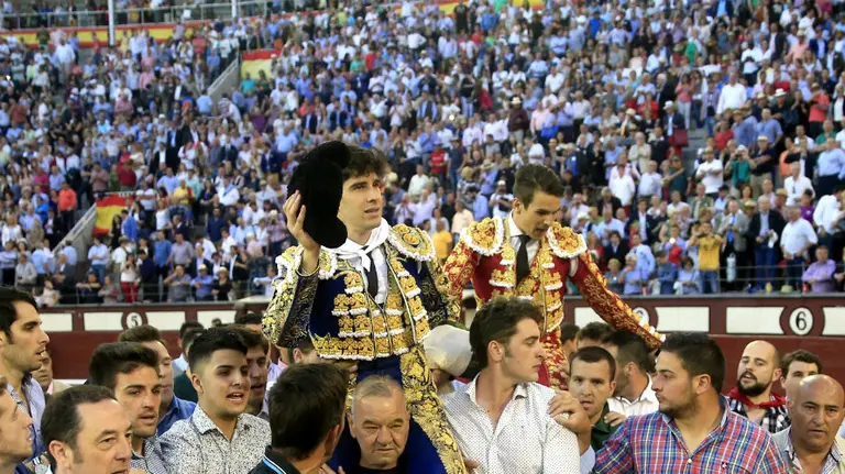 López Simón y Manzanares, a hombros en San Isidro. EFE