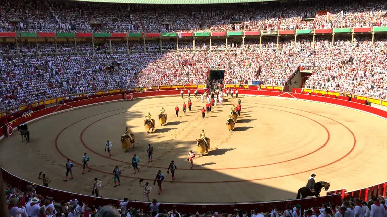 Inicio de la corrida con el paseillo en la plaza de toros de Pamplona en San Fermín durante los Sanfermines de 2015 (2)